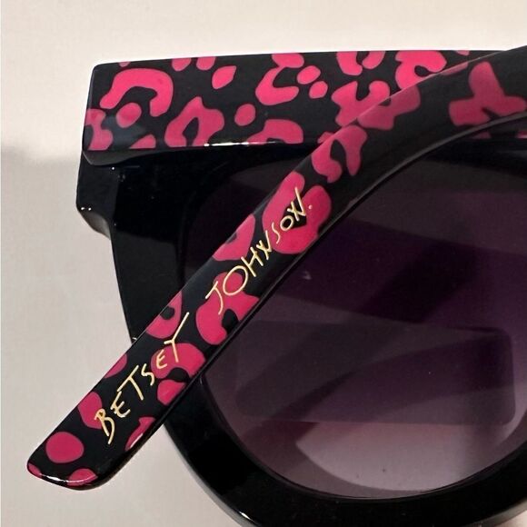 Betsey Johnson Cat Eye Leopard Sunglasses. NWT main image 5